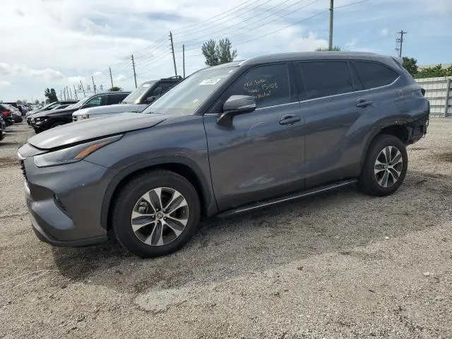 Toyota Highlander 2022г.