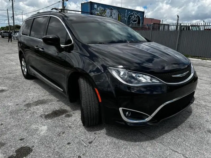 Chrysler Pacifica 2017г.