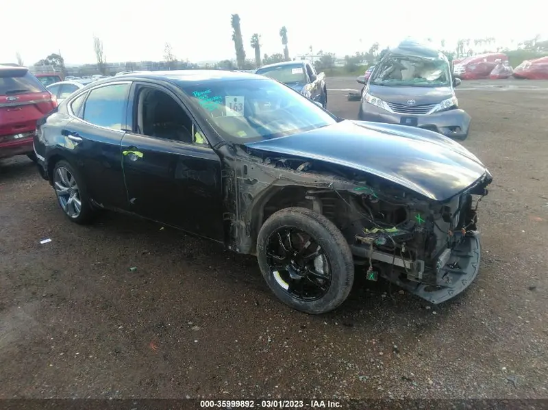 Infiniti Q70 2015г.