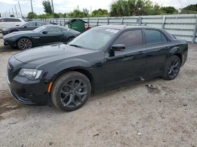 Chrysler 300 2023г.