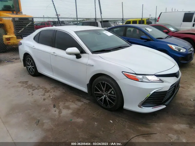 Toyota Camry Hybrid 2021г.